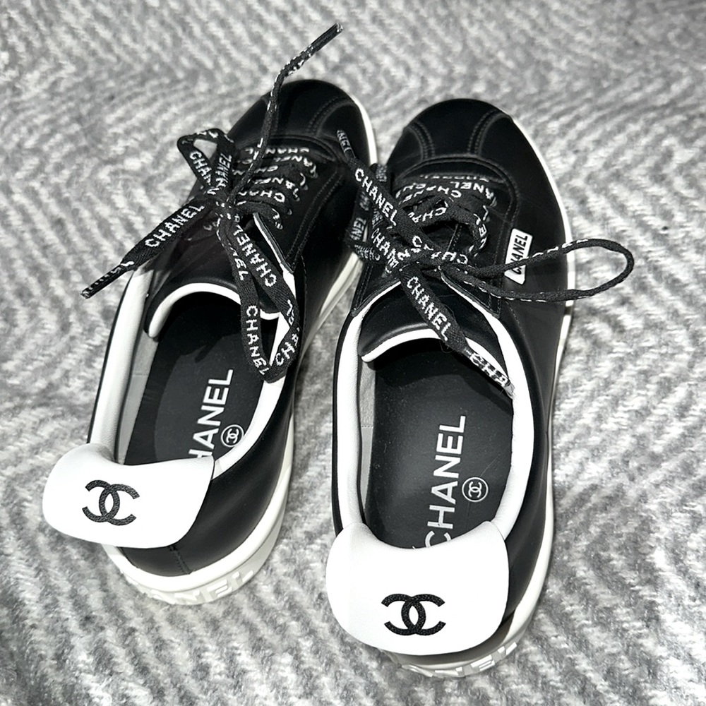 Gorgeous Chanel black&white leather trainers